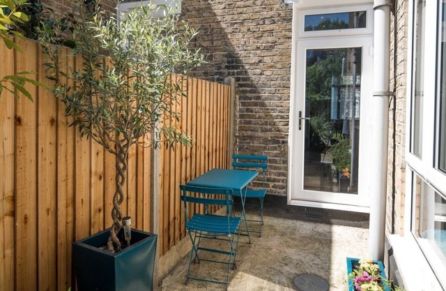 Bright, family and business friendly house