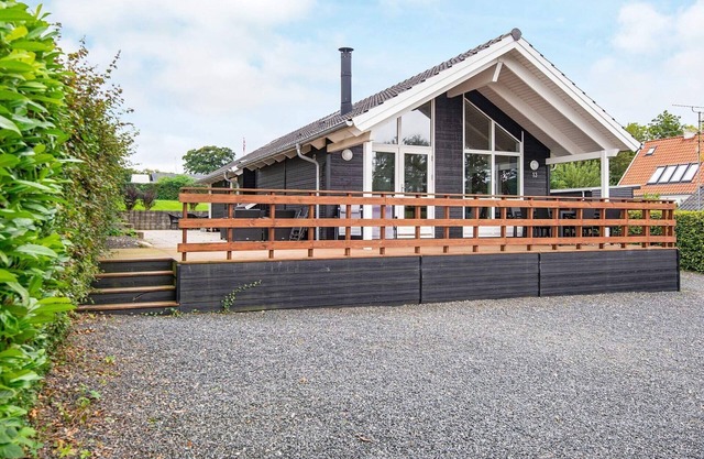 Bright Family Cottage by Kelstrup Beach