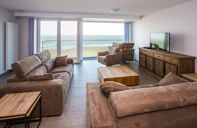 Bright Flat w/Ocean Views