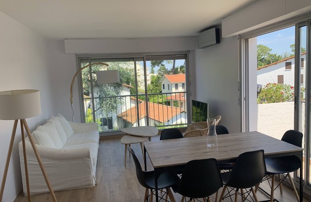 Bright apartment a stone's throw from the beach