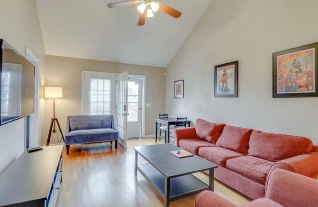 Bright & Fresh - Large Backyard - Mins to Broadway
