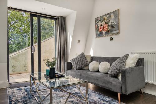 Bright & Glamorous Apartment 1BR 1BA Private Balcony