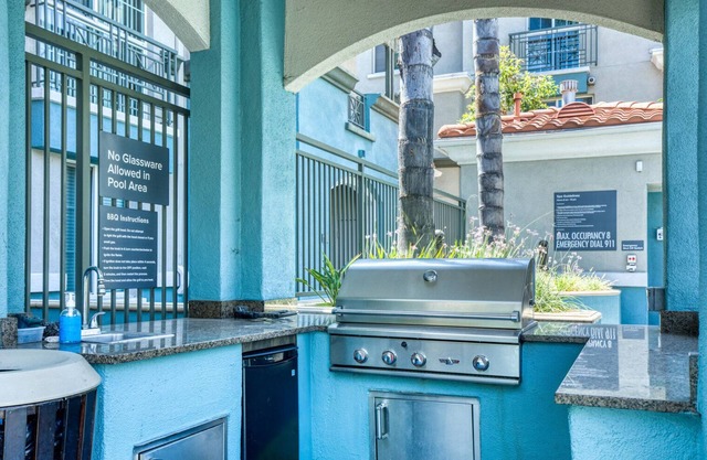 Bright Glendale 2BR w/ Gym, Pool & Jacuzzi, walk to Bars, by Blueground