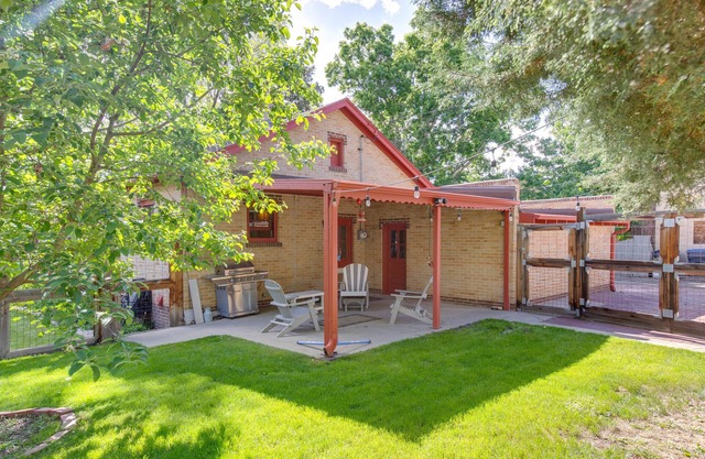 Bright Golden Home w/Views - Walk to Downtown!