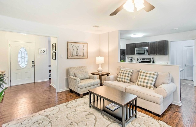 Bright Hinesville Home, 43 Mi to Savannah!