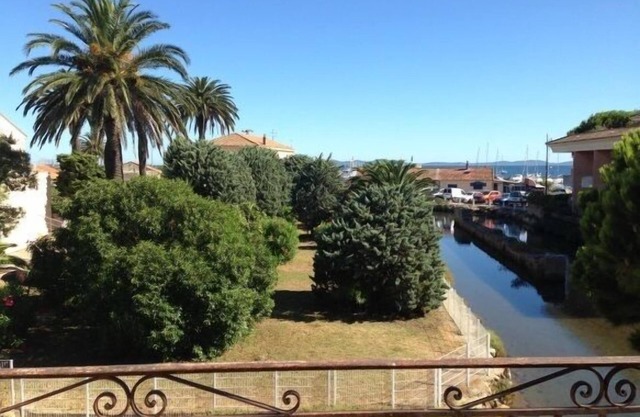 Bright house facing the sea with large terrace and garden