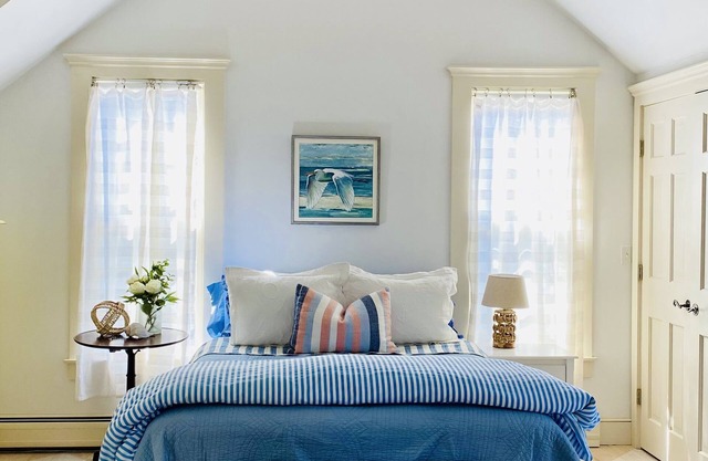 Bright, In-Town Nantucket Cottage + Yard - Walk to Main St.