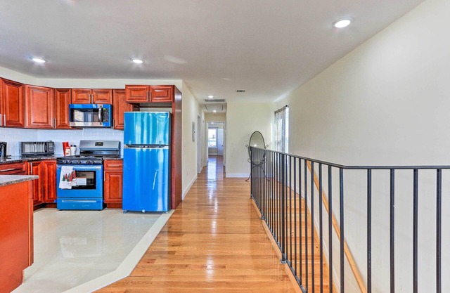 Bright Irvington Home ~ 2 Mi to Prudential Center!