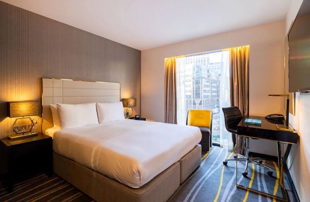 Bright King Room in East London – Free Wi-Fi, A/C, Walk-In Shower