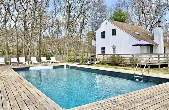 Bright, light home w/modern kitchen, 4-5 minute drive to East Hampton Village!