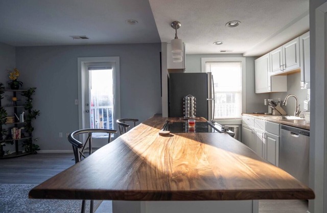 Bright & Modern 2BR Apt in Historic Federal Hill!