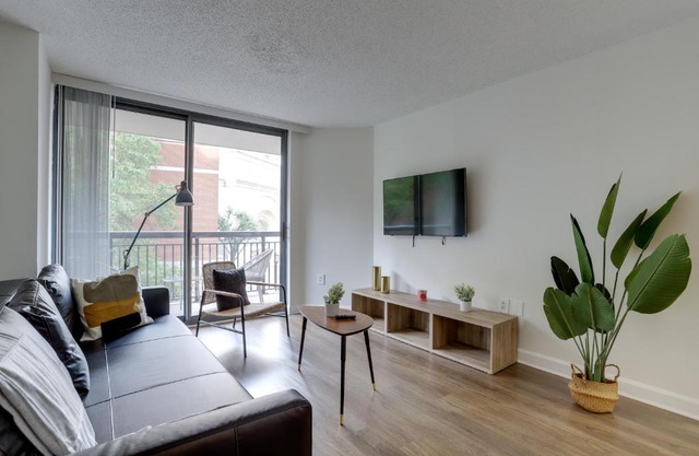 Bright & Modern Apartment in Pentagon City