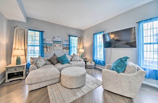 Bright Norfolk Home w/Deck < 3 Mi to Town!