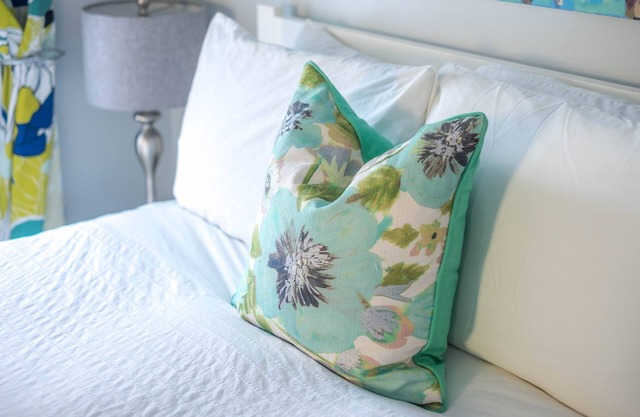 Bright one-bedroom bungalow, located near all Pasadena’s best attractions.