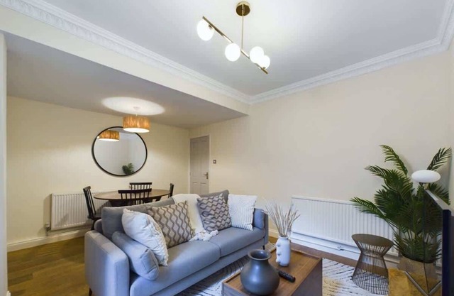 Bright Pimlico Flat with Private Courtyard Patio