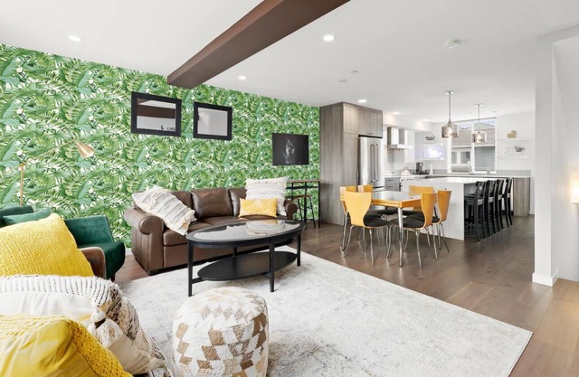 Bright Quiet 2-Bdrm Townhome 5Min to DT Seattle & Arenas