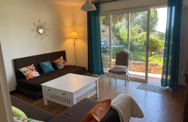 Bright, quiet apartment facing the sea