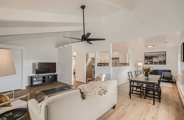Bright, Remodeled Apartment, King Beds, WFH Set Up