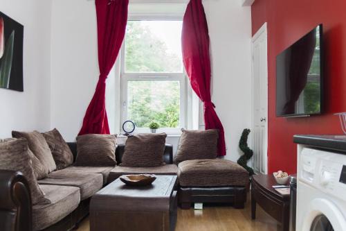 Bright Retreat Near The Meadows Park