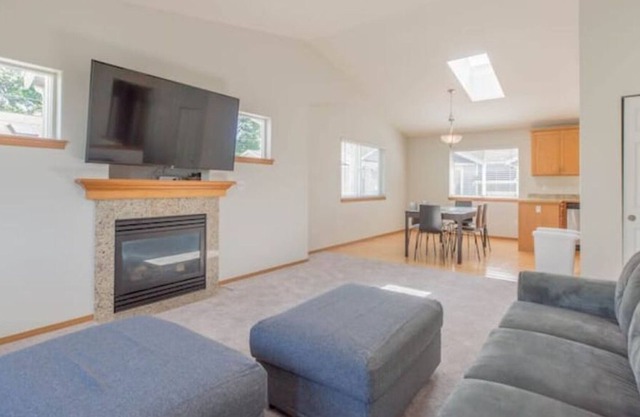 Bright & roomy 5 br house Only 15 min to downtown