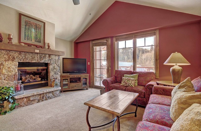 Bright + Scenic 2Br - 7ppl Steps to Ski Lifts + Main Street by RedAwning