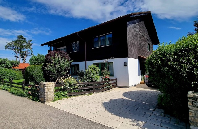Bright, spacious apartment (96m²) with mountain views and top furnishings