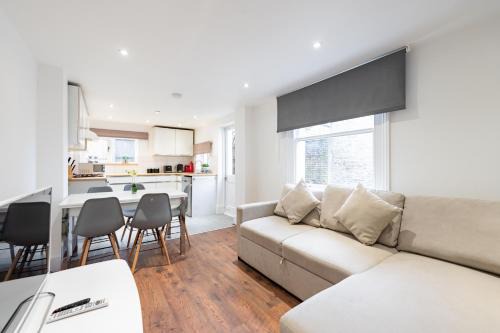 Bright, Spacious & Large Wimbledon Flat (17WHS)