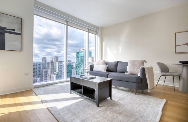 Bright Streeterville Jr 1BR w/Steam Room, nr Riverwalk, by Blueground