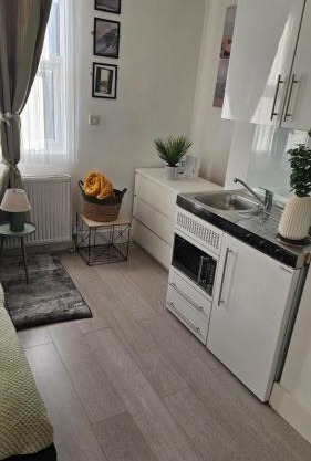 Bright Studio Apt, Great connection 2B