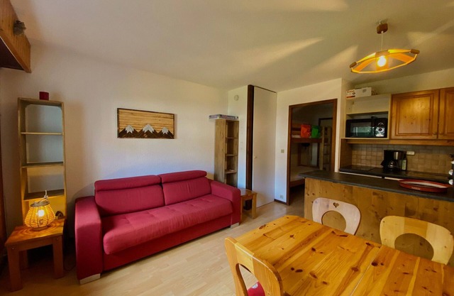 Bright studio in Samoëns center, near ski bus, balcony, ski locker, TV