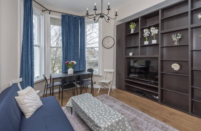 Bright & Stylish 1BR, 5min Kensington Olympia Tube