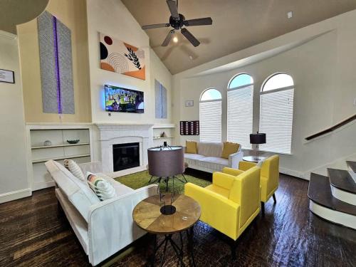 Bright & Stylish Galleria Stay Sleeps 8