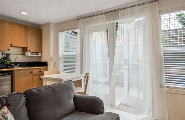 Bright suite in Vibrant Fernwood