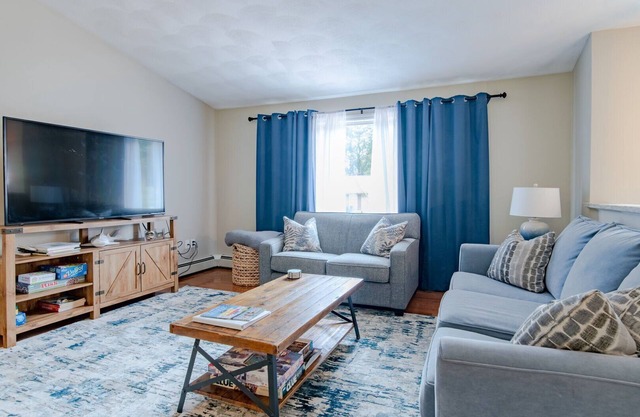 Bright & Sunny Two level home, sleeps 10 w/association beach