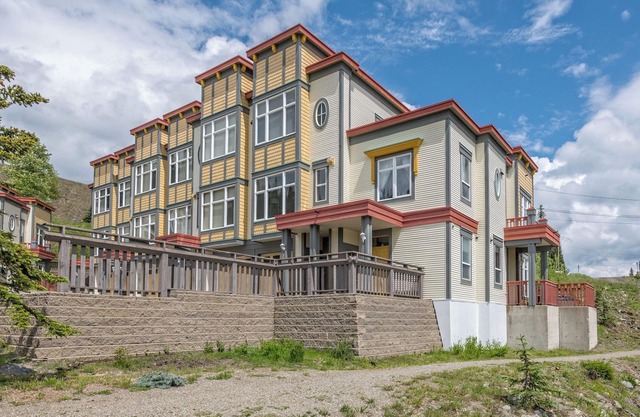 Bright, upgraded townhouse in Creekside - Steps to Skiway - Private Hot Tub!