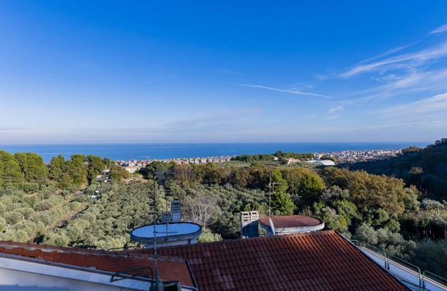 Bright villa of about 190 sqm located on two floors (stairs to access), can comfortably accommodate 4 people.The accommodation is located in San Silvestro, a very quiet residential district a few steps from the sea, equipped with all the main services: b