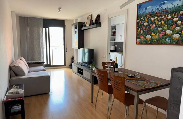 BRIGHT WITH ELEVATOR AND GARAGE. SUBWAY, STREETCAR, TRAIN, BUS. IDEAL FOR EXECUTIVES.