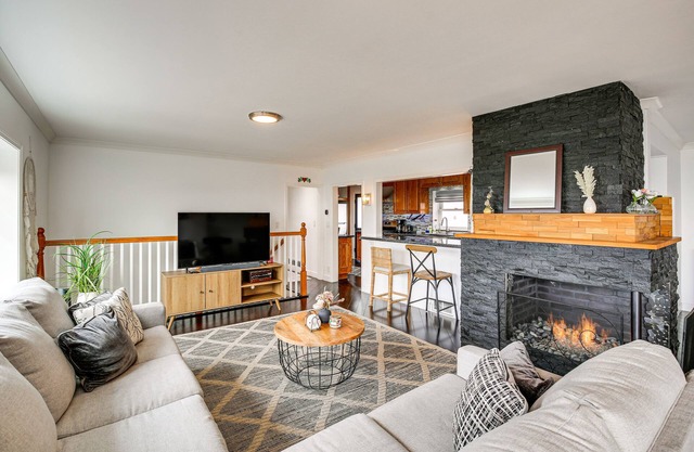 Bright Whittier Home w/Pool Table + Spacious Deck