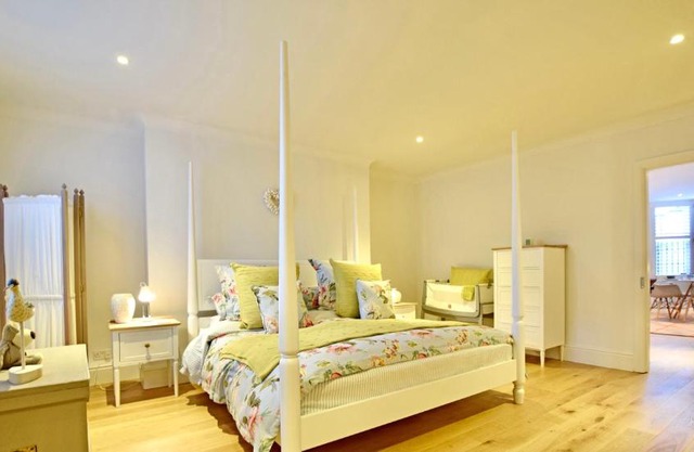 BRIGHTON BEACH APARTMENT Parking Free On-site EV