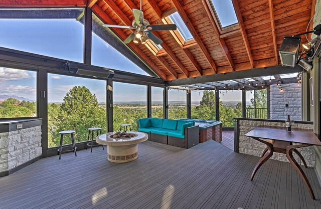 Broadmoor Luxury Retreat - Mountain View & Hot Tub