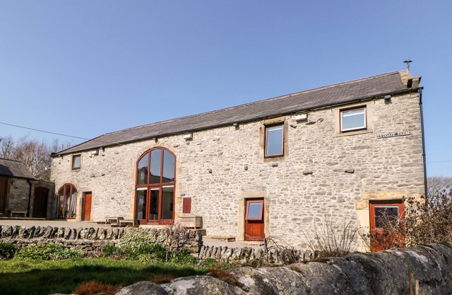 BROADWAY BARN, pet friendly, with a garden in Priestcliffe