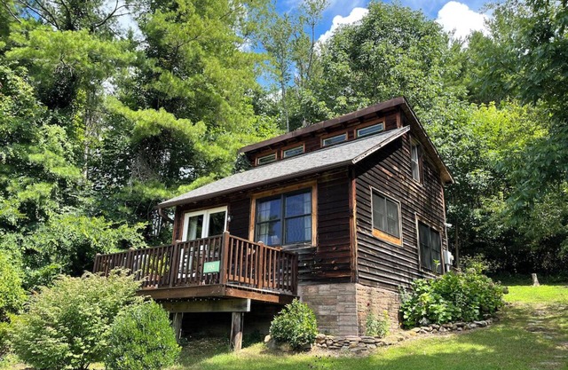 Broadwing Farm Cabins -Pine Cabin- Hot Tub with Mineral Water