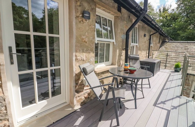 BRONTE HOUSE, romantic, character holiday cottage in Kirkby Lonsdale