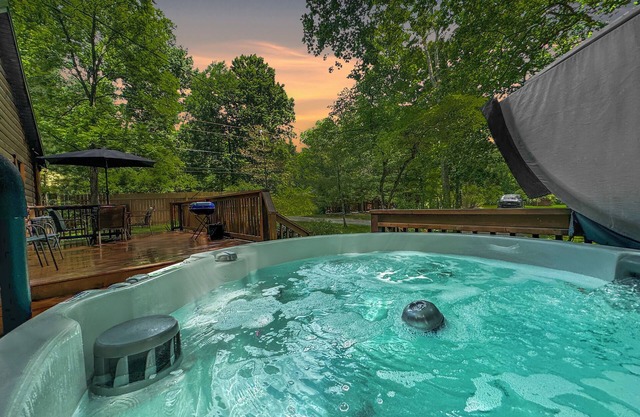 Brookside Cabin Brown County - Hot Tub & Fire Pit