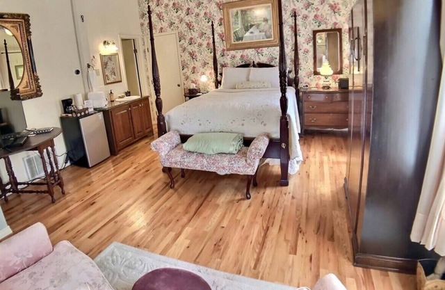 Brownstone Garden Suite Flat walk to Downtown