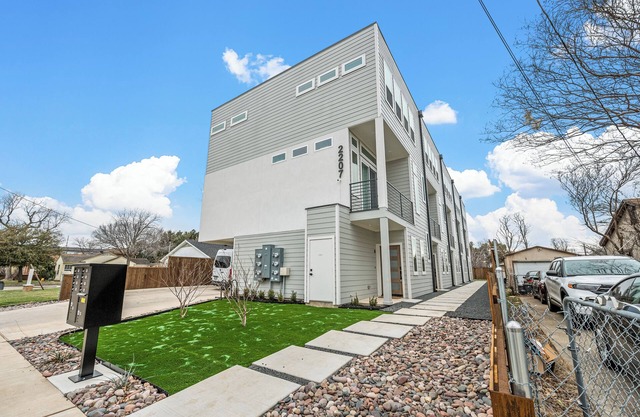 BRs w/Ensuite Baths l Pet-Friendly l Central Loc