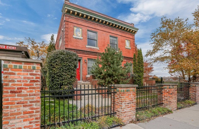 Brush Park Flats | Walk to Stadiums | Sleeps 9