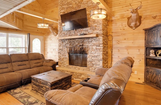 Bryant Cabin Rental: Mountain View & Hot Tub!