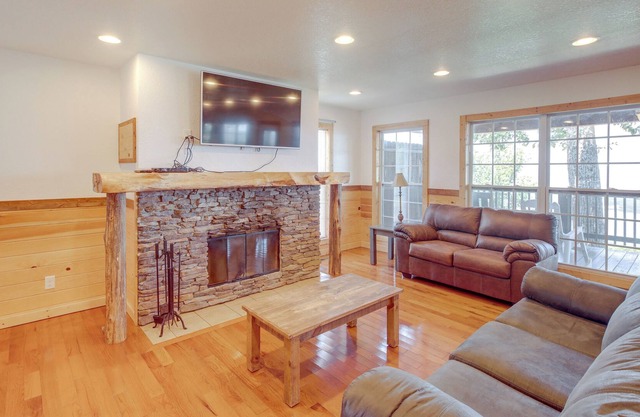 Bryant Cabin w/ Private Hot Tub & Community Pool!