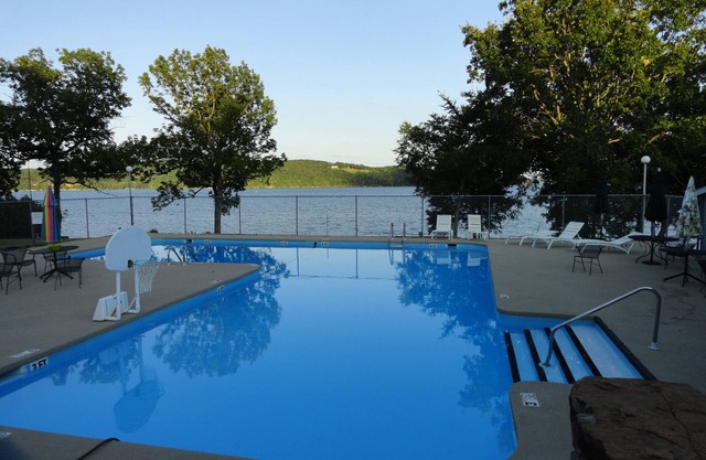 Bryant's Bungalow-Lakefront-Close to Lost Bridge Marina- Located in Quiet Cove